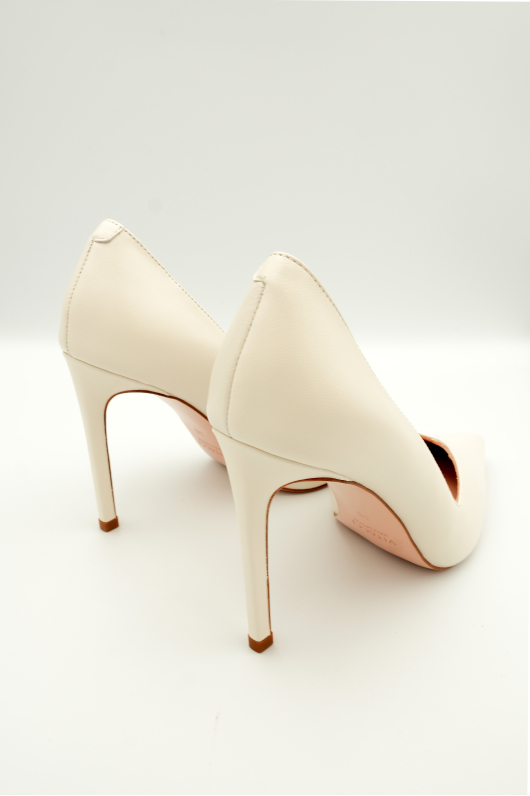 Туфли VITACCI с красивым декоративным элементом.